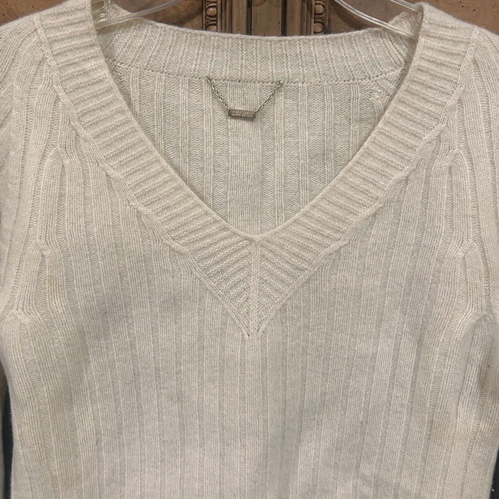 The Row Cashmere Blend Ribbed V-neck Sweater - Picture 13 of 14